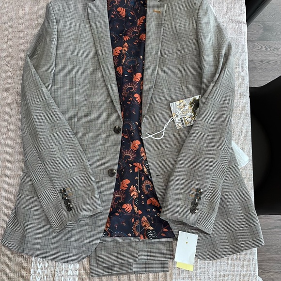 Men’s Plaid Grey 3pc Suit, Size 40R, pant 34R NWT, Never worn - Picture 12 of 12